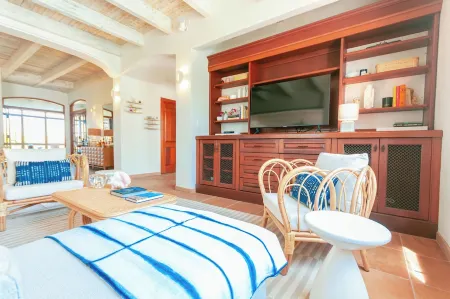 Villa Rosso Di Sera: 2 Minute Walk from the Beach Отели рядом с достопримечательностью «Turks and Caicos Island»