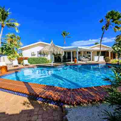 Huge Villa!Walk to Beach, Casinos, and Restaurants.Private Pool & Swim-up Bar. Fitness & Recreational Facilities