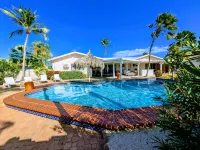 Huge Villa!Walk to Beach, Casinos, and Restaurants.Private Pool & Swim-up Bar.