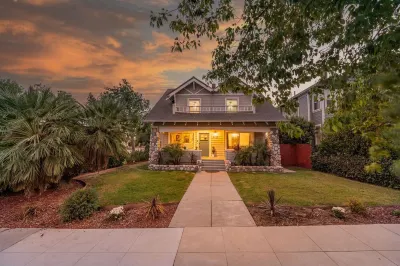 Roaring 20s Vintage Craftsman Home Downtown, Hot Tub, Pool Table Hotel in zona Parking Services