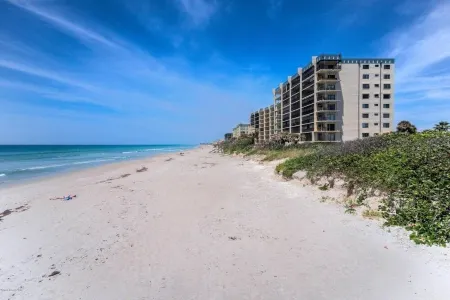 Luxury Beachside Villa - Perfect To Relax After A Fun-Filled Day of Adventure Отели в г. Сателлит Бич