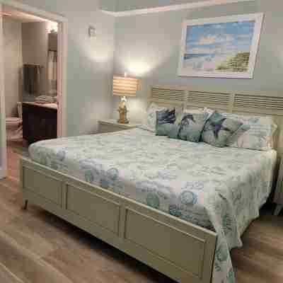 Lake Front-Private Beach Access- Golf - all within walking distance Rooms