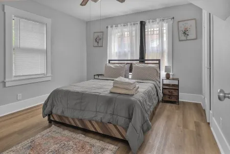 Spacious 5BedRooms House Near Millikin Univ – Perfect for Groups & Families! Отели рядом с достопримечательностью «Glass House»