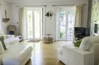 Four Bedroom Holiday House Bembridge - 200 Yards From Beach - Good Reviews. Hotels in Bembridge