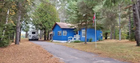 Northwoods cozy 3BR/2BA lakefront cabin on ATV/UTV trail