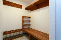 Cozy & Spacious 2 bedroom condo with Business Wifi