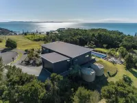 Moanavista - Large Pool and Sea Views