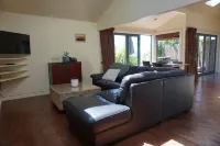 Ahi Apartment  with Tasman Sea views Hotel a Raglan