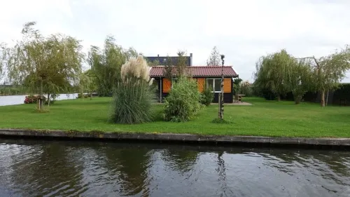 Spend the night on the water in Tiny House / Trekkershut Comfort / Mini Bungalow Hotel a Leimuiden