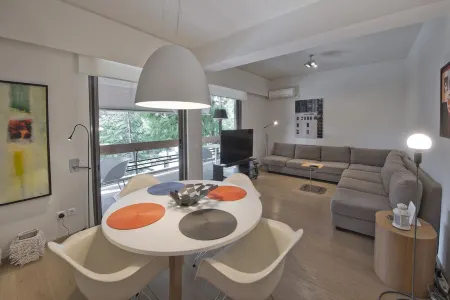 Sea Breeze Spacious Apt near Vouliagmeni Beach Отели в г. Вари-Вула-Вулјагмени