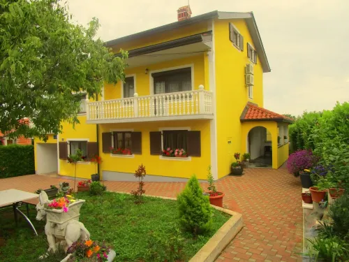 Vacation home with heated pool and beautiful views of the sea. Hotel a Buje