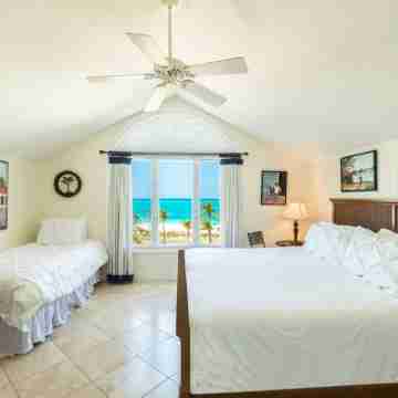 Grandview Penthouse 3 Bedroom plus bonus 4th bedroom Beach Front on Grace Bay Rooms