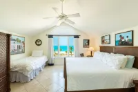 Grandview Penthouse 3 Bedroom plus bonus 4th bedroom Beach Front on Grace Bay