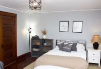 Chic and Cozy at Niagara Falls USA 5-min to the Falls in Little Italy Sleep 6