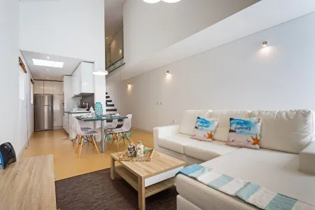 Villa Sunset Residence with direct access to the beach Отели рядом с достопримечательностью «Farol da Barra»