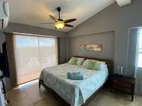 Relaxing Spacious Penthouse. Pool & deck w/panoramic view, 5 minutes to town!