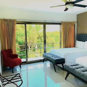 Paraiso304; Entire Luxury Condo 3 minute walk from the beach