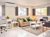 Beach 7 min away! 2 BR, 1 BA, free parking, kitchen, workspace, hot water shower