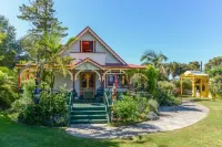 THE CHALET &  Teacastle cottage, Unique private artist cottage in organic garden Отели в г. 