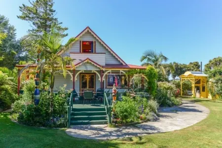 THE CHALET &  Teacastle cottage, Unique private artist cottage in organic garden Отели в г. Уэймарама