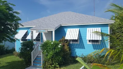 Hide 'N' Sea Spanish Wells Bahamas, Includes Golf Cart, Kayak & Paddle Boards Hotel a 