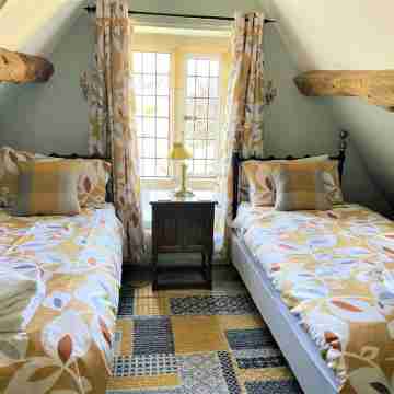Cloisters Cottage in Bourton-on-the-water With Off Road Park For Two Cars Rooms