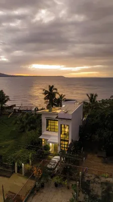 A beach house (shared space) and a romantic place during sunset! Hotels near Libtong Strawberry Garden