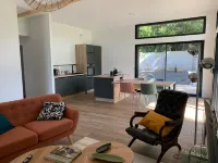 Cozy Plein Pied Construction Bois Proche Toutes Commodités et Plage Hotels in Plouha