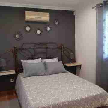 Villa Pera-Perfect for families w/ private pool, bbq & garden inside 3acre farm Rooms