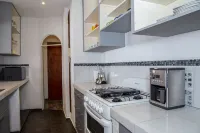 Great Location, Spacious with Pool