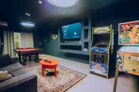 Private villa with pool & gameroom near Eagle Beach
