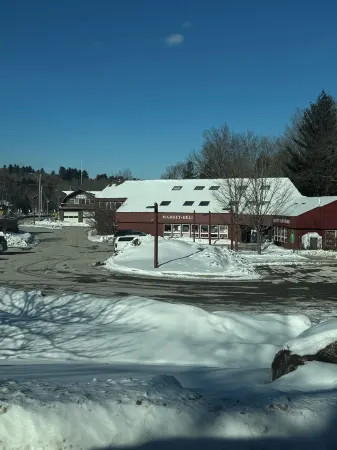 Luxury 3BR/3BA Ski On/Off Lodges Bear Mountain Near Sunrise Chair Killington.