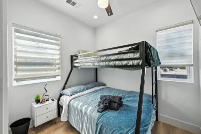 4story Townhome w/ Rooftop View at Bishop Arts 10 min from Downtown Dallas Các khách sạn gần Patriot Soccer Field