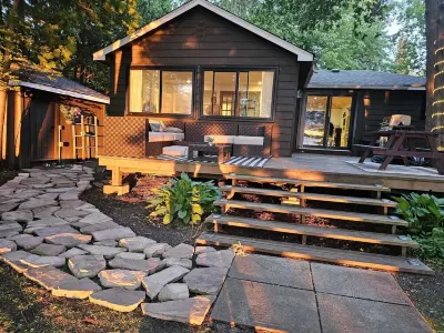 Private Waterfront Cottage with Stunning Sunsets Hotels near Kinmount Model Railway and Kinmount Heritage Museum