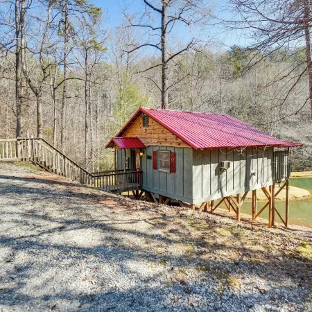Secluded Family Retreat in Dahlonega w/ Hot Tub!