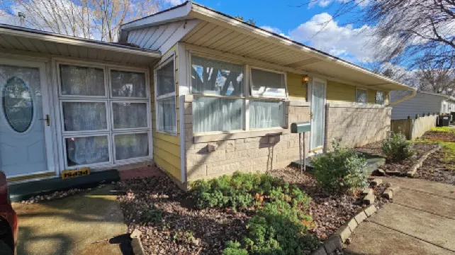 Cozy 3-Bdrm Home, Renovated Bathrooms, Game Rm, Yard & Fast WiFi Dog Friendly