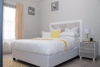 Contemporary Spacious & Comfortable Apartment