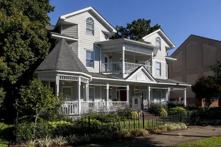 The 1425 Inn Отели рядом с достопримечательностью «Ривербанкс Зу энд Гарден»