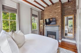 Beautiful Renovated Apartment Near King Street