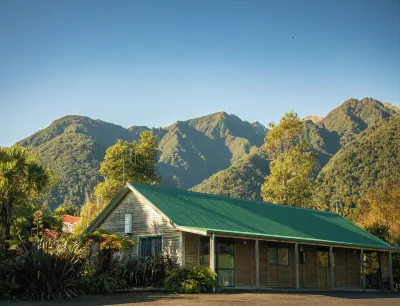 Rainforest Motel Hotels near West Coast Glacier