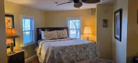 The White House on Freedom Way Hotels in Swansboro