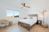 Of Wine & Gods - Hot Tub, BBQ and Fire Pit! 3 Bedroom Home by RedAwning