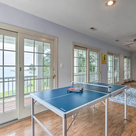 Hot Tub + Private Beach: Waterfront Urbanna Escape