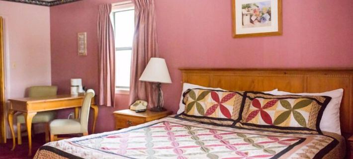 Razorback Lodge Hotels in Cedar Township