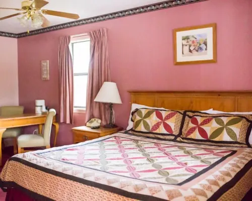 Razorback Lodge Hotels in Cedar Township