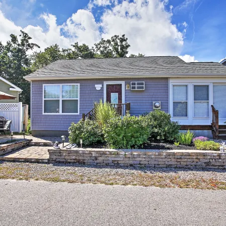 Wells Beach Cottage w/ Pool Access ~ 1 Mi to Coast