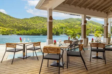 Divine & Spacious Marina Village 2 Bedroom Condo Close to Waterfront Отели в г. Soucis