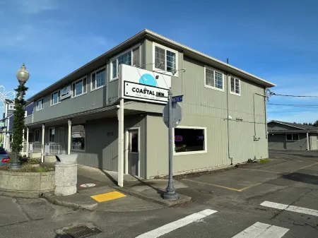 Coastal Inn and Suites Отели рядом с достопримечательностью «Columbia Pacific Heritage Museum»