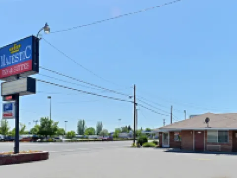 Majestic Inn & Suites Hotels in Altamont