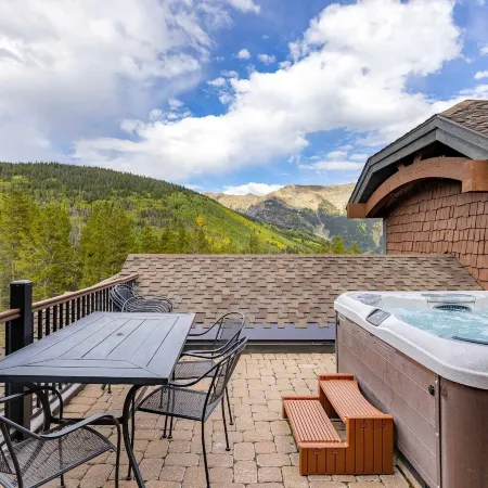 Amazing Pet-Friendly Executive Home, Ski-in Walk-Out - LR884 by Redawning